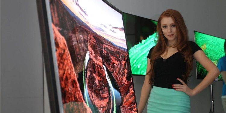 Samsung apresenta a primeira TV OLED com painel curvo do mundo