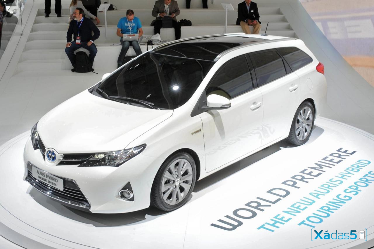 Toyota Auris Touring Sports 2 Toyota Auris Touring Sports 1