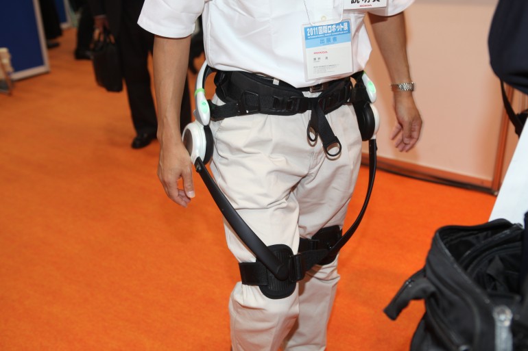 O exoskeleton da Honda já "anda" aí 11 honda walking assist exoskeleton 9