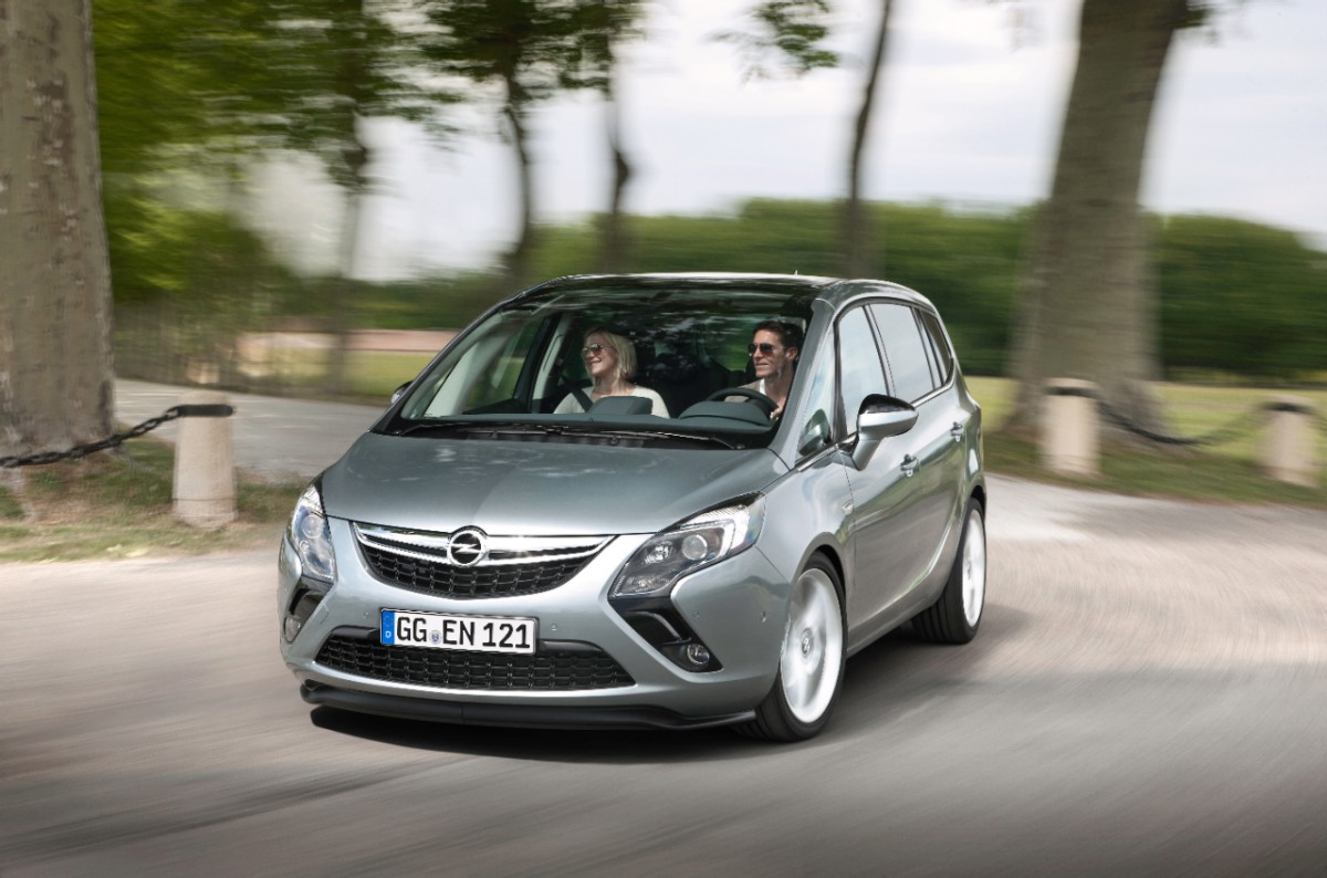 Opel Zafira Tourer 270504 medium