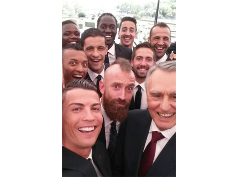 As #Selfies de grupo têm sempre um penetra 6 As #Selfies de grupo têm sempre um penetra