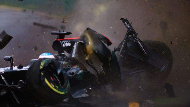 Fernando Alonso saiu ileso de um espectacular acidente na primeira corrida F1 de 2016