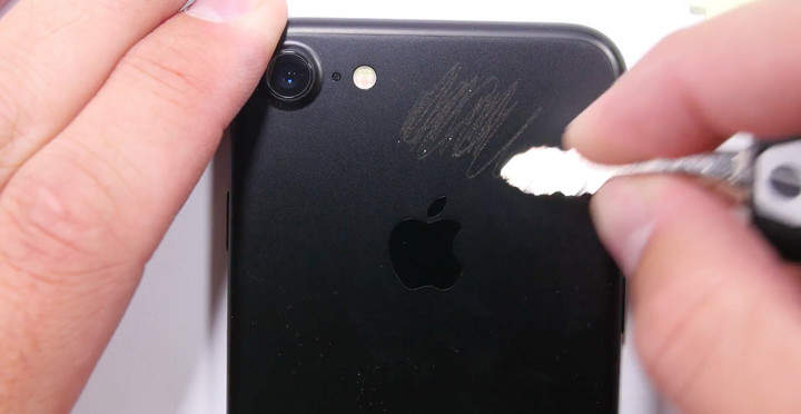 iPhone 7 jet black risca-se por tudo e nada