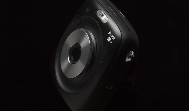 A Fujifilm lança a instax SQUARE SQ10, a primeira câmara instantânea híbrida de formato quadrado