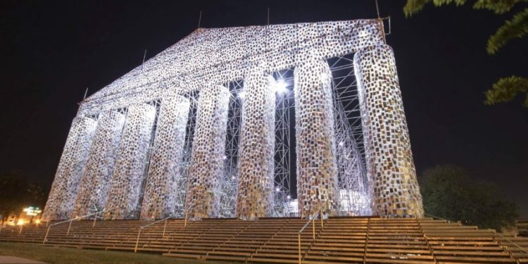 Minujín, a artista que construiu um Parthenon com livros banidos 1 voicebox.pt - parthenon minujín