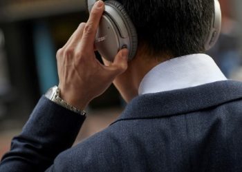 QuietComfort_35_wireless_headphones_II
