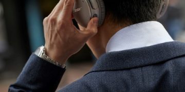 QuietComfort_35_wireless_headphones_II