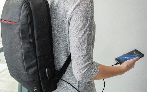 Mochila Hama “Manchester” tem ficha USB externa incorporada