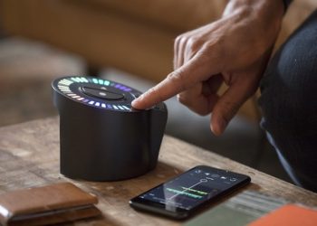 Spire Studio é um gravador de oito pistas que lembra os multitrack antigos