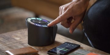 Spire Studio é um gravador de oito pistas que lembra os multitrack antigos