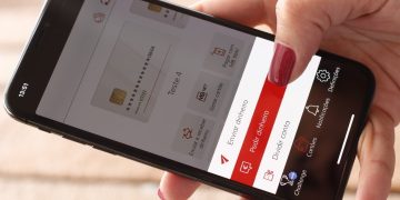 A funcionalidade inédita “Utilizar o MULTIBANCO” permite que o utilizador aceda às regulares operações dos Caixas Automáticos MULTIBANCO sem ter de usar um cartão bancário. O acesso é feito com a aplicação MB WAY. Basta carregar na tecla verde num MULTIBANCO e escolher a opção “Utilizar o MULTIBANCO”. Com o telemóvel lê-se o código QR apresentado no ecrã e pode efetuar as suas operações. Esta operação estará disponível em março de 2019.