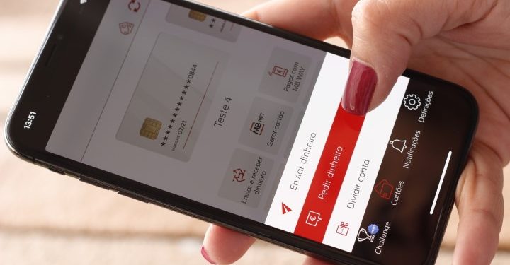 MB WAY tem novos serviços "Dividir conta" e "Pedir Dinheiro" 1 A funcionalidade inédita “Utilizar o MULTIBANCO” permite que o utilizador aceda às regulares operações dos Caixas Automáticos MULTIBANCO sem ter de usar um cartão bancário. O acesso é feito com a aplicação MB WAY. Basta carregar na tecla verde num MULTIBANCO e escolher a opção “Utilizar o MULTIBANCO”. Com o telemóvel lê-se o código QR apresentado no ecrã e pode efetuar as suas operações. Esta operação estará disponível em março de 2019.