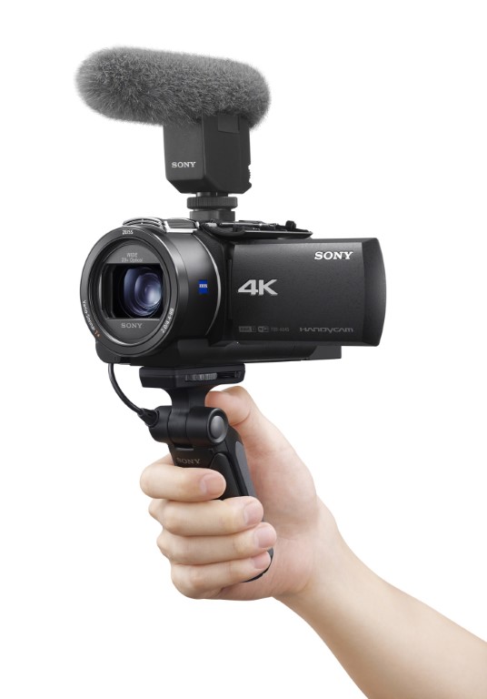 Sony FDR-AX43 filma a 4K e tem pega vertical para maior estabilidade 2 Sony FDR AX43 grip