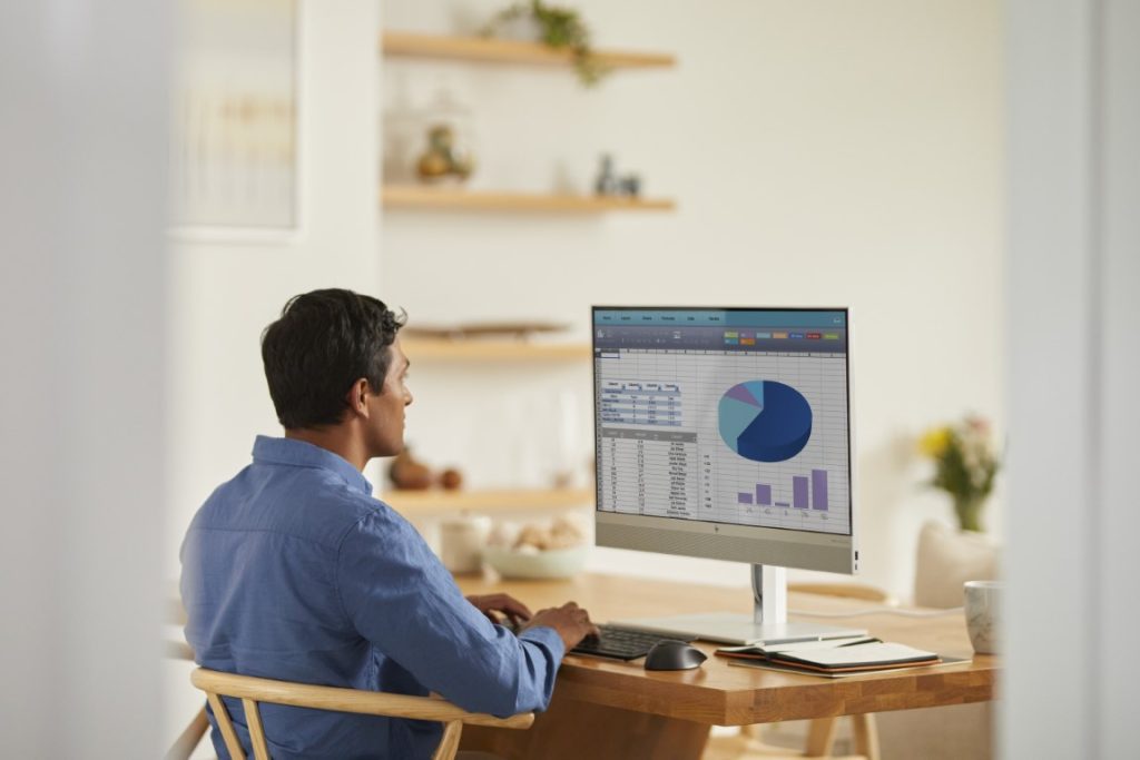 HP EliteOne 800 G8 All-in-One é uma central de conferências virtuais para casa e escritório 3 HP EliteOne 800 G8 All in One PC Lifestyle 3