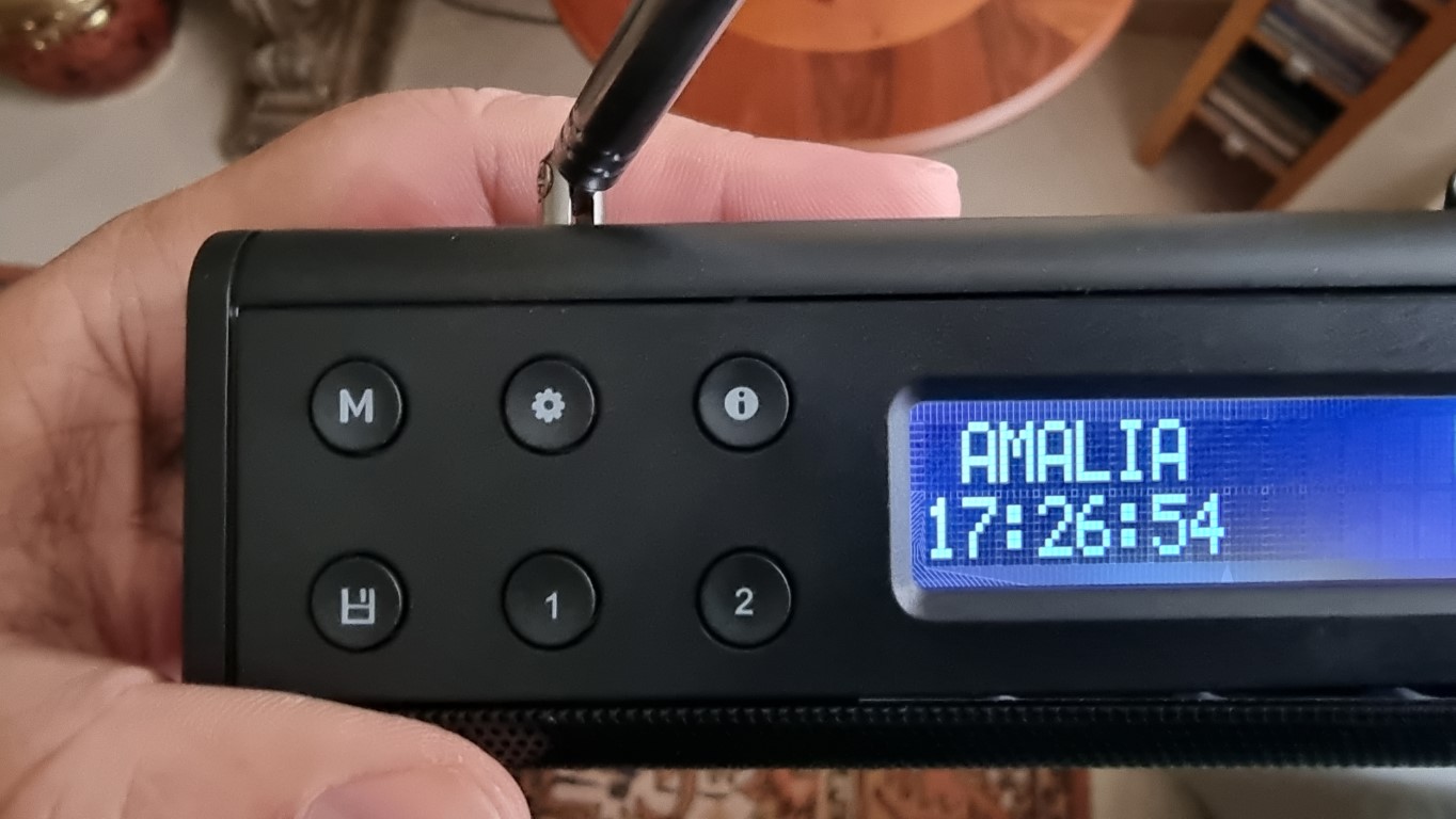 Análise Hama Rádio Digital DR7 que é a pilhas mas também USB/FM/DAB+ e Ba 3 Hama Rádio Digital DR7 USB FM/DAB