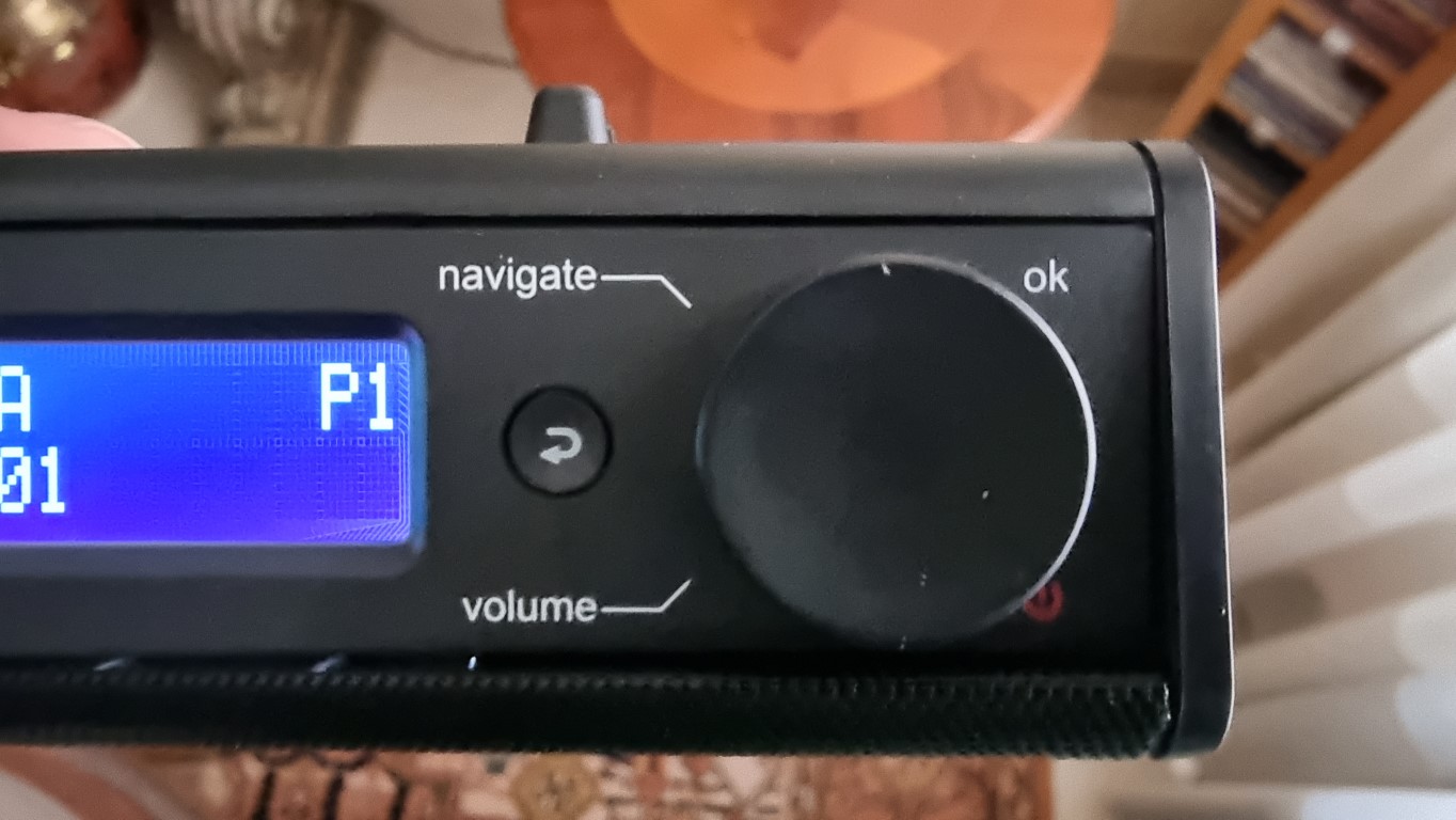 Análise Hama Rádio Digital DR7 que é a pilhas mas também USB/FM/DAB+ e Ba 4 Hama Rádio Digital DR7 USB FM/DAB
