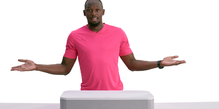 Usain Bolt corre para agarrar um dos novos projectores Epson 1 Epson