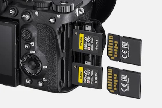 Eis a nova Sony ALPHA 7R V 11 A7RV cartoes