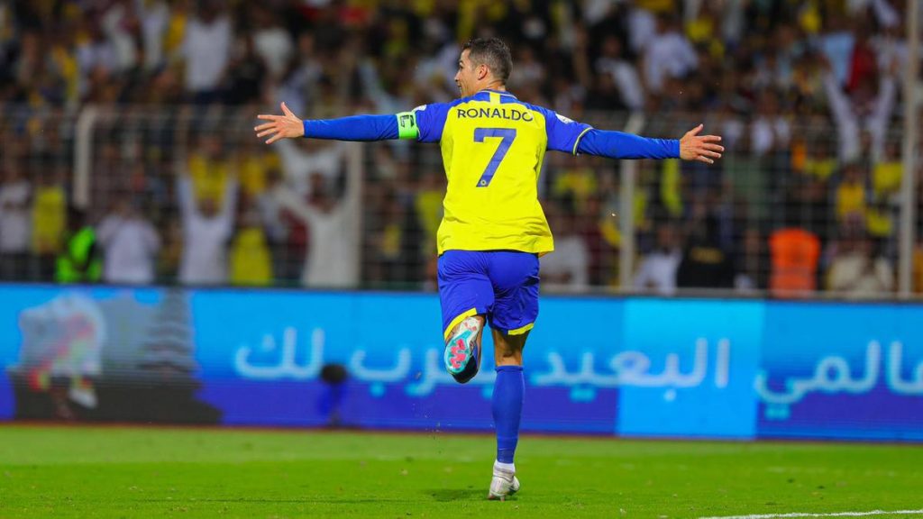 Cristiano Ronaldo marcou 1 golo e benzeu-se. Será que vem aí uma nova guerra santa? EDIT: E depois marcou 2 e foi campeão! 3 cristiano ronaldo al nassr