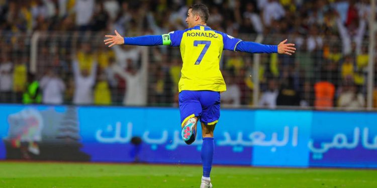 Cristiano Ronaldo marcou 1 golo e benzeu-se. Será que vem aí uma nova guerra santa? EDIT: E depois marcou 2 e foi campeão! 1 cristiano ronaldo al nassr