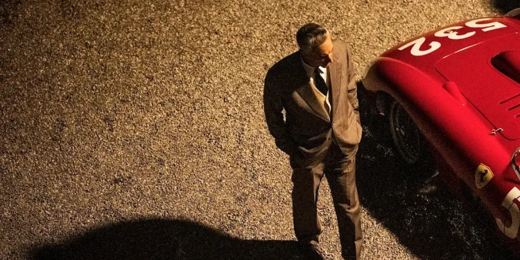 Adam Driver revela que não foi autorizado a pilotar carros de corrida Ferrari no filme… “Ferrari”
