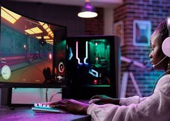 Novo monitor Philips Evnia 32M2C5500W está pensado para gaming