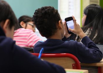 Reino Unido anuncia orientações para proibição do uso de telemóveis nas escolas