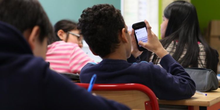 Reino Unido anuncia orientações para proibição do uso de telemóveis nas escolas