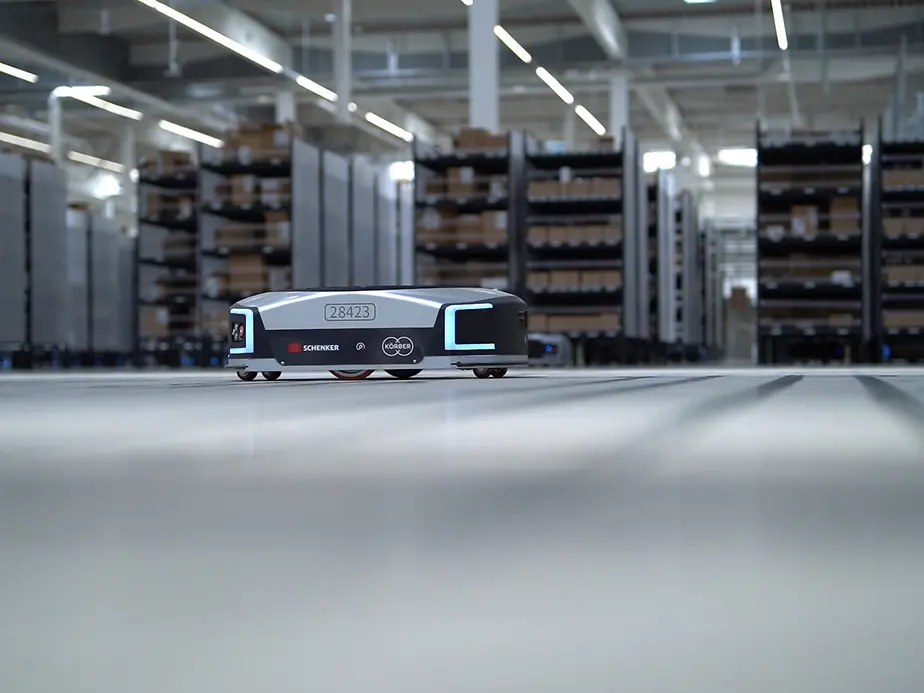 Na DB Schenker, os robots trabalham ao lado de operadores humanos