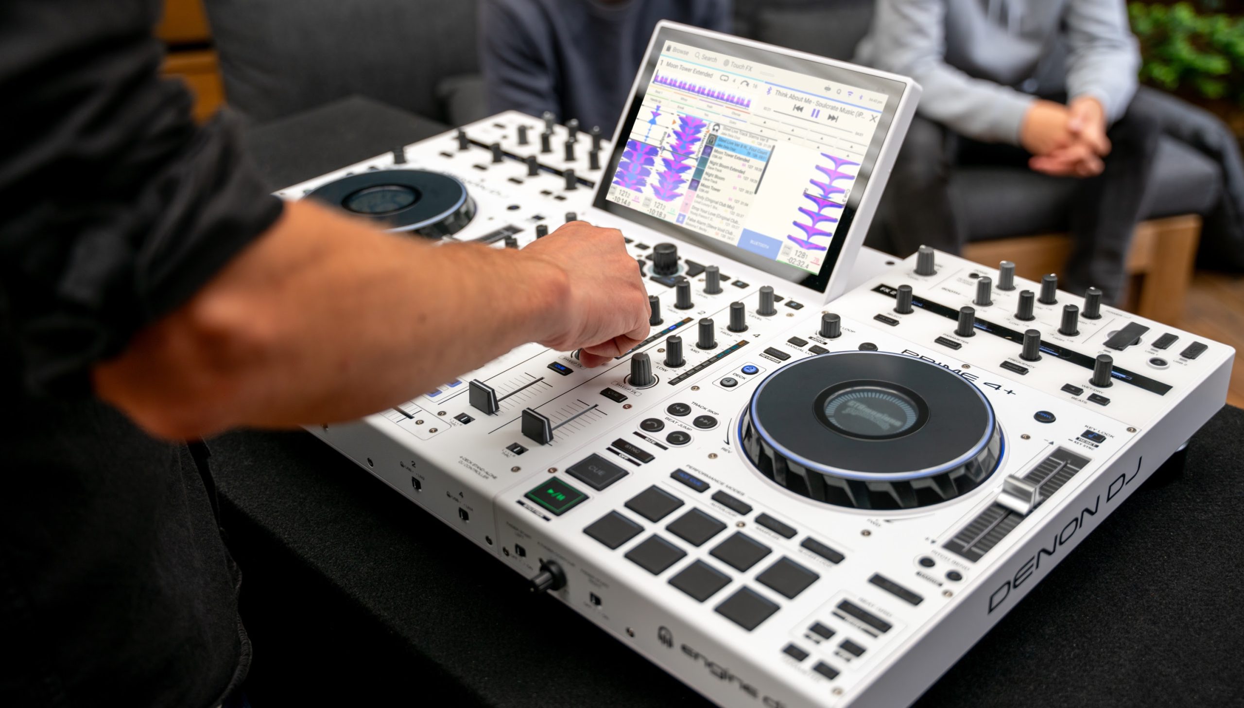 DENON DJ PRIME 4+ agora nesta White Limited Edition