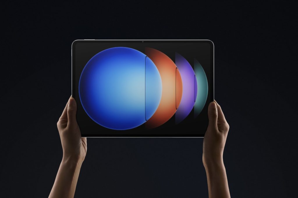 N81A black hands holding no screenshot