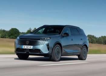 PEUGEOT E-5008 chega a Portugal este mês