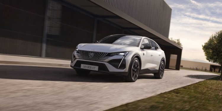 Novo Peugeot E-408: a versão que faltava