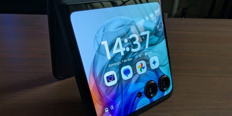 Análise ao dobrável Motorola Razr 50