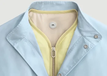 Jony Ive e Moncler em busca do botão perfeito