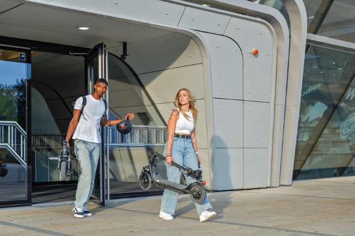 Trotinete eletrica NIU KQi 100 na mao