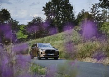 Tóquio cabe em Düsseldorf — e o Mazda CX-80 leva-nos até lá