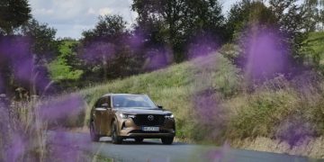 Tóquio cabe em Düsseldorf — e o Mazda CX-80 leva-nos até lá