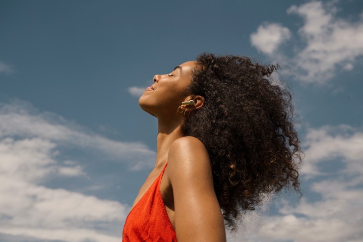 Beyerdynamic AMIRON100 24 07 Woman Sky v3 1