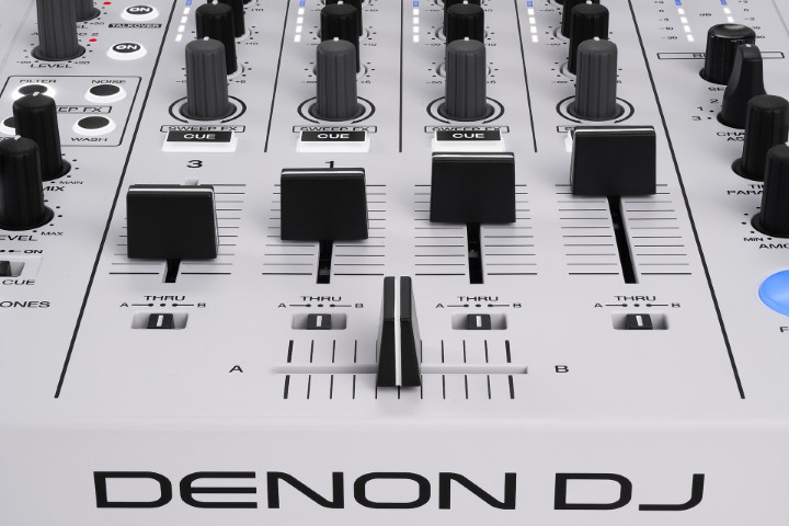 Denon DJ SC LIVE 4 agora em branco — potência e estilo num só equipamento 5 Denon DJ SC LIVE 4 b 1