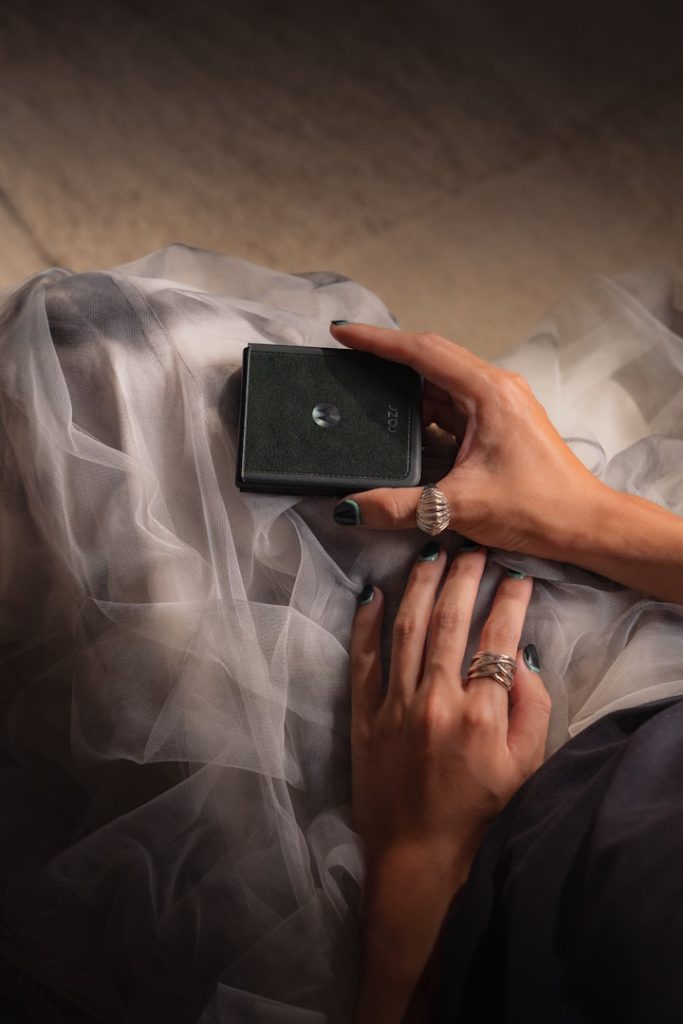 IMG motorola razr 60 ultra Alcantara 3