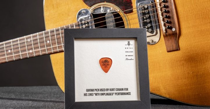 A guitarra de Kurt Cobain está em Londres – e podes ganhar um pedaço…
