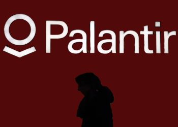 Alex Karp, CEO da Palantir, associado ao uso de IA e contratos de defesa