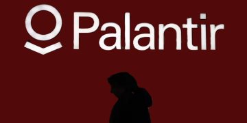 Alex Karp, CEO da Palantir, associado ao uso de IA e contratos de defesa