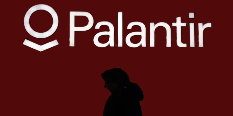 Alex Karp, CEO da Palantir, associado ao uso de IA e contratos de defesa