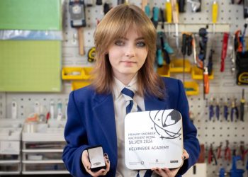 Rebecca Young: aos 12 Anos conquistou o mundo com uma mochila solar