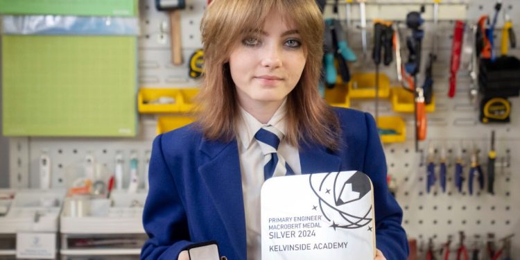 Rebecca Young: aos 12 Anos conquistou o mundo com uma mochila solar