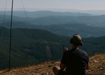 Radioamador a montar antena portátil numa serra em Portugal