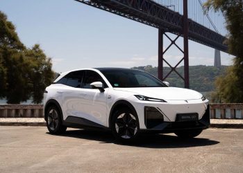 SUV elétrico CHANGAN Deepal S07 em estrada europeia