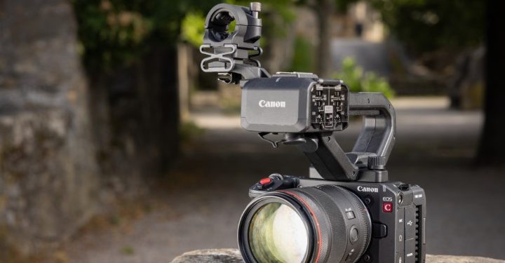 Canon EOS C50: cinema full-frame compacto em 7K 1 Canon EOS C50 em corpo compacto; EOS C50 com sensor full-frame 7K; EOS C50 com rig de produção.